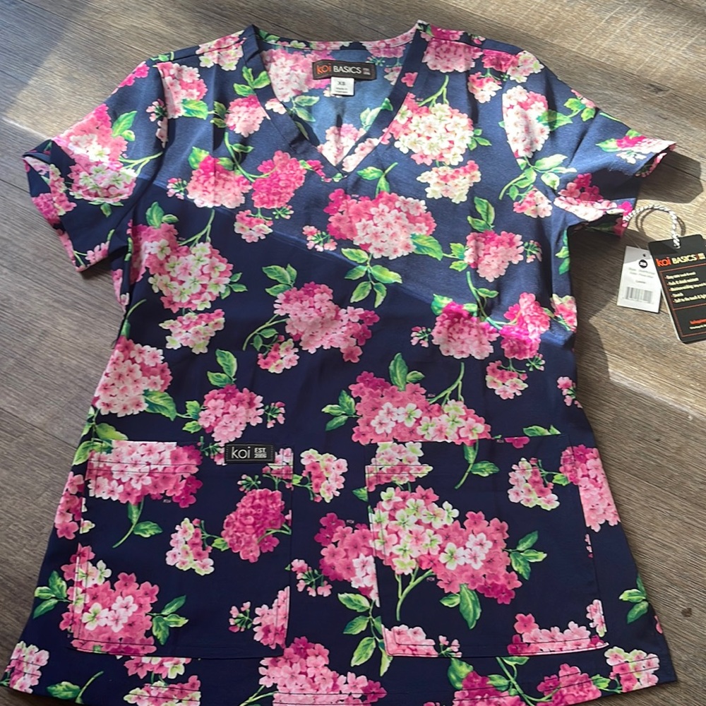 NWT koi scrub top